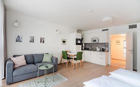 Quiet And Cozy Apartment Next To Mariahilfer Strasse And Naschmarkt With Ac, Minimum 30 Nights